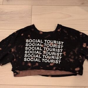 Social Tourist Cropped Tee
